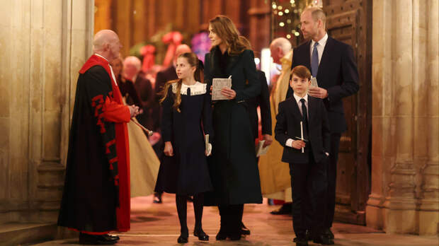 Рождество с королевскими нотами: Кейт Миддлтон сыграла с дочкой на фортепиано