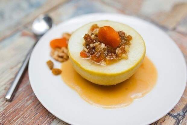 Запечённое яблоко, фаршированное сухофруктами — очень полезно и вкусно