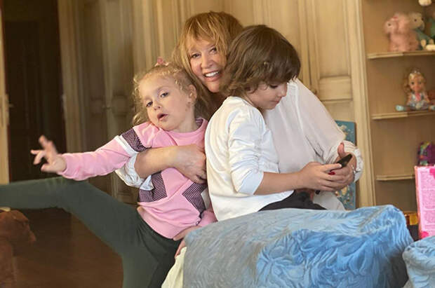 Цветы, стихи и торт со свечами: как Алла Пугачева с детьми поздравили Максима Галкина с днем рождения