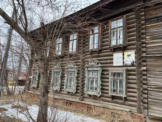 На улице Седельникова в Сарапуле разобрали на дрова старинный «Дом Седельникова»