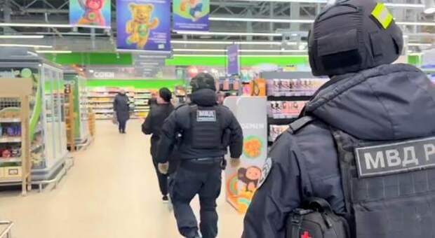 Полиция доставила 53 мигранта в отделы после проверки магазинов в Невском районе