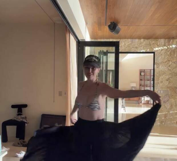 Модель Виктория Боня выложила видео в лифе бикини и юбке