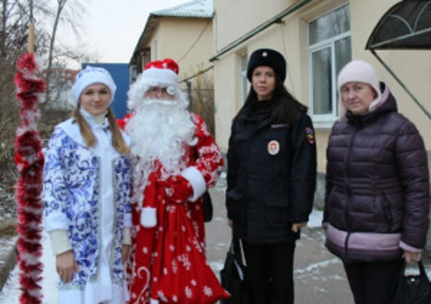 Сотрудники полиции и общественники Новгородской области поддержали акцию «Полицейский Дед Мороз»