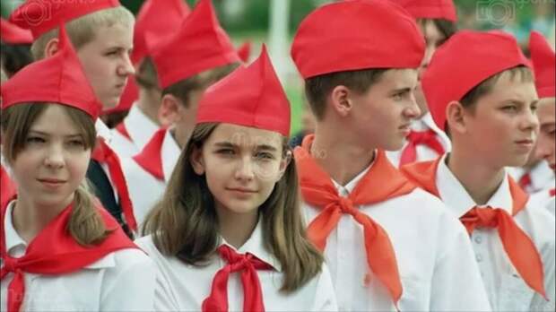 Эх, а меня в пионеры принимали в первой пятерке из класса. На Авроре. Гордость то какая была. Ведь класс сам честно выбирал, кого отправить в первую очередь становиться пионером. Это тоже был элемент воспитания.