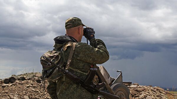 Военнослужащий Народной милиции ЛНР на позициях у линии соприкосновения в Донбассе