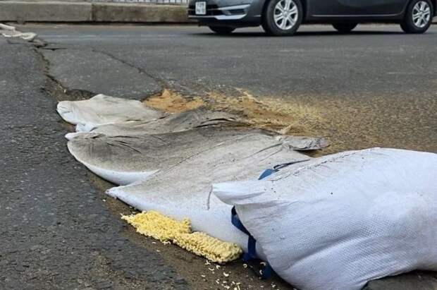 Рудневский мост во Владивостоке «отремонтирован» мешками с песком и синей изолентой