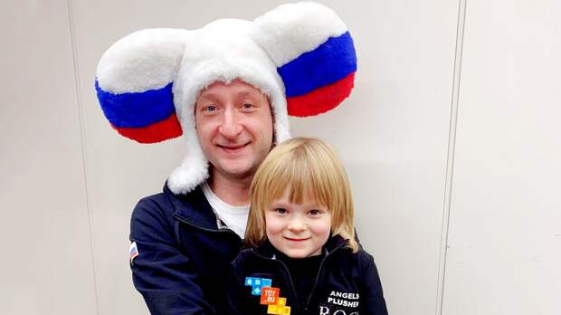 Мне кажется, что последний человек, который еще считает, что российские спортсмены должны ехать на Олимпиаду в Париже без гимна и флага - это Женя Плющенко.-2