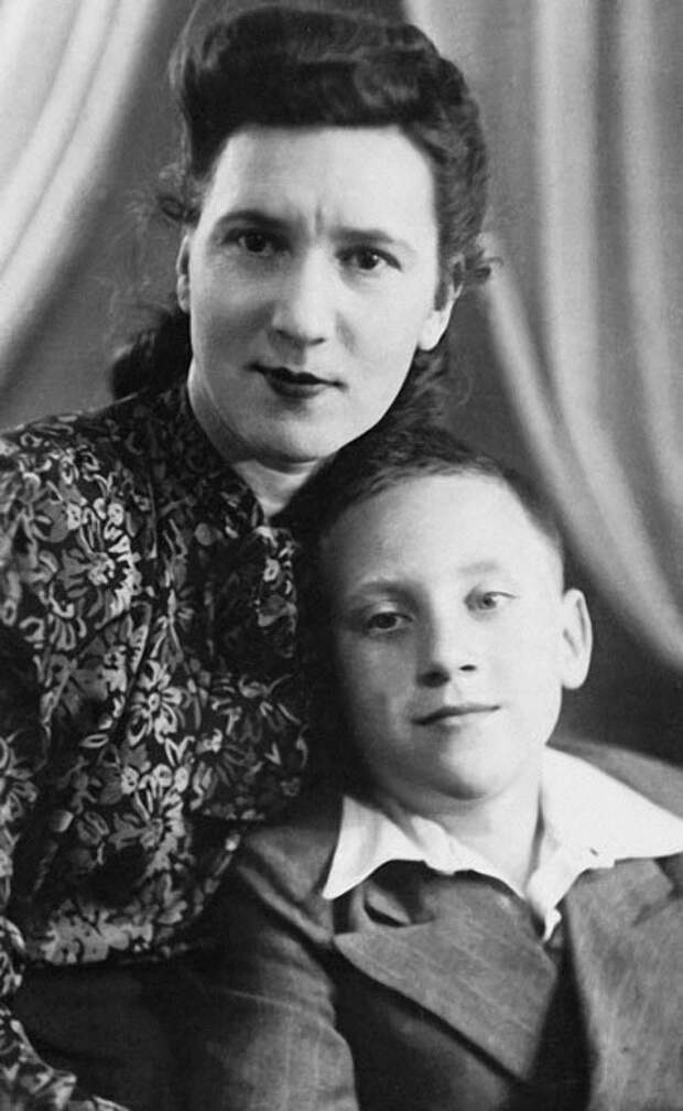 Нина Максимовна Высоцкая с сыном Володей Высоцким. 1950 г архив, картинки, фото