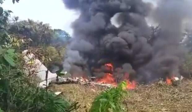 В Колумбии разбился военный самолёт с сотней солдат на борту