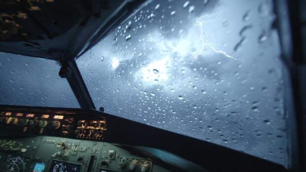 «Авиаторщина»: над Сочи молнии попали в четыре самолета с людьми за 1,5 часа