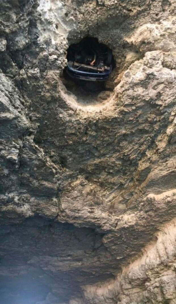 В Крыму автомобиль, падая в море, застрял внутри скалы