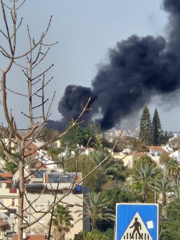Обломки сбитой иранской ракеты упали в центре Израиля