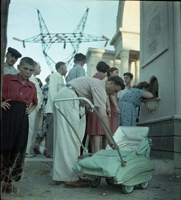 У входа в парк, СССР, 1957 год.⠀ история, ретро, фото