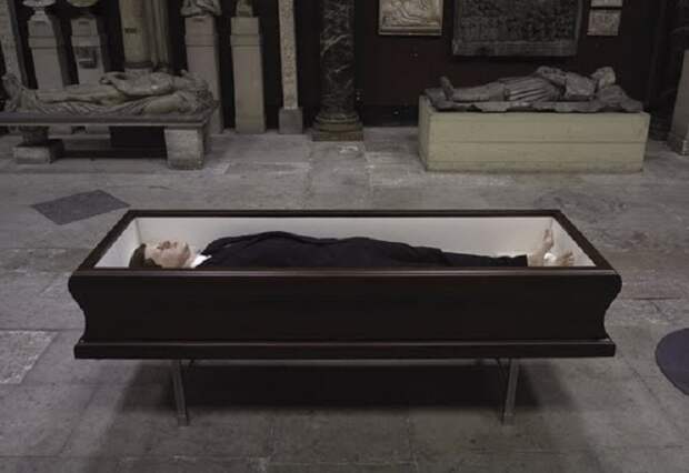 Джон Кеннеди в гробу.