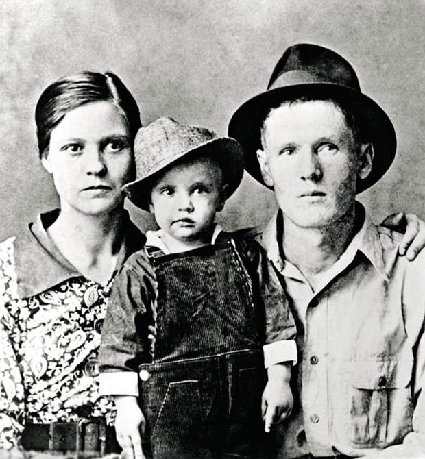 Двухлетний Элвис со своими родителями.