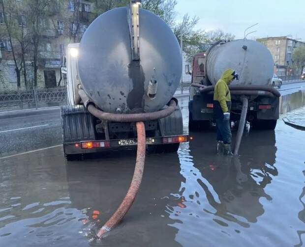 Более трех тысяч кубометров воды откачали с улиц Астрахани после ливня