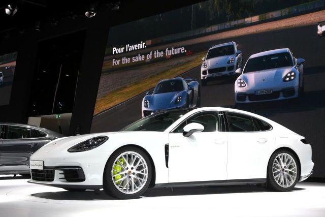 Замена воздушного фильтра на Porsche Panamera Hybrid Замена воздушного фильтра на Porsche Panamera Hybrid