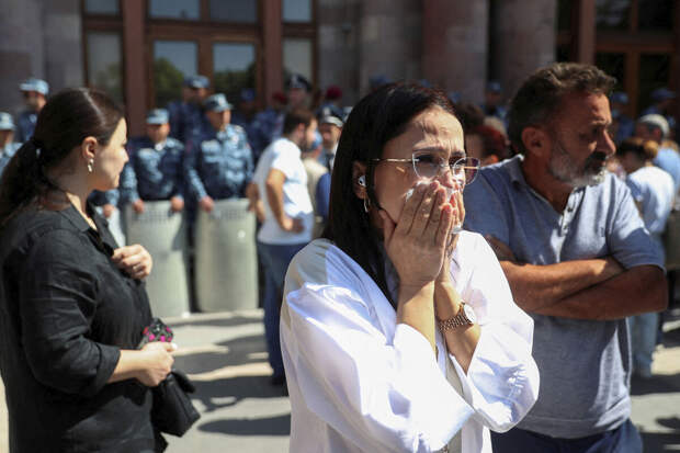 Протестующие в Армении направились к зданию МВД