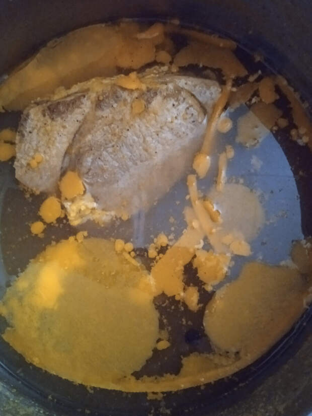 Готовлю мясо на бутерброды без заморочек и быстрый салатик с варёной колбаской.