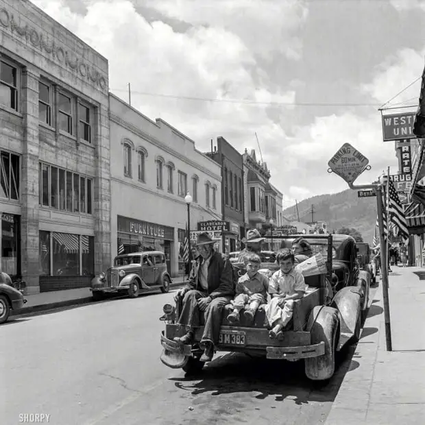 Семейный авто в 1942 году.