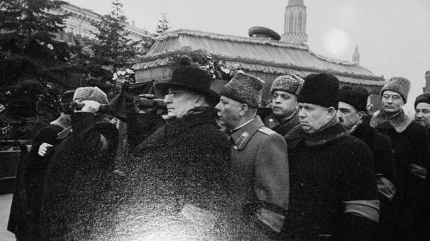 Фотография с выставки, посвящённой 50-летию со дня смерти Иосифа Сталина. Гроб с телом Сталина несут (слева направо): Лаврентий Берия, Климент Ворошилов, Никита Хрущёв, Анастас Микоян и Михаил Суслов. Фото: © РИА Новости/Юрий Абрамочкин