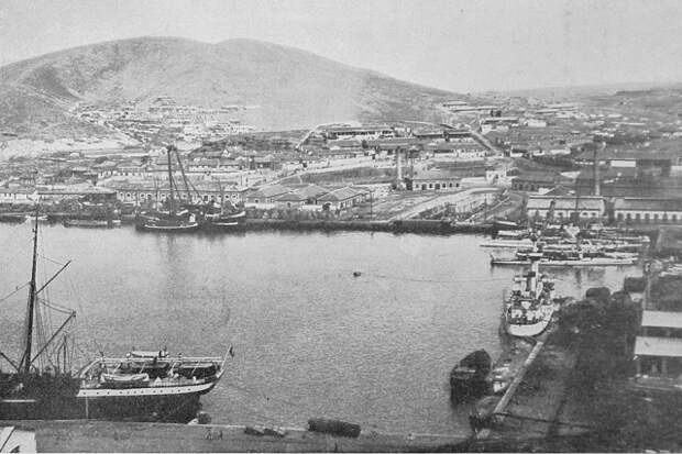 Порт Артур. Внутренний восточный бассейн. Фотография из журнала «Нива» 1904 года
