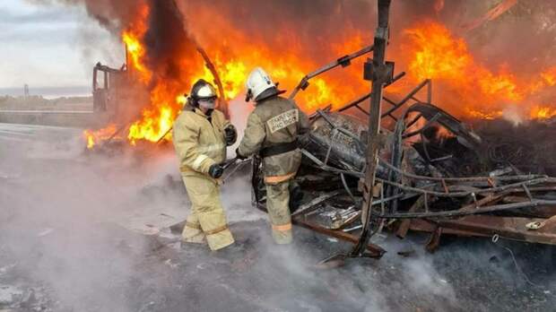 Столкнулись фуры и "Газель". Подробности мощного взрыва на новосибирской трассе