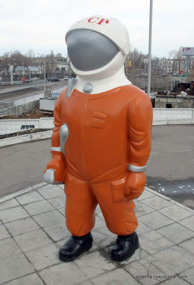 4. Космонавт, Самара памятник, фото