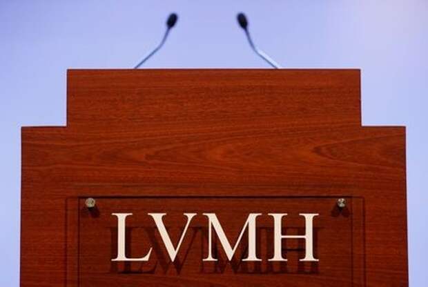 Логотип LVMH в Париже, Франция, 28 января 2020 года. REUTERS/Christian Hartmann