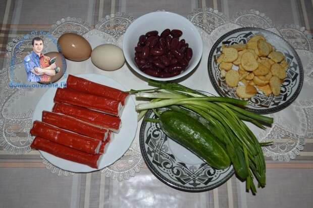 Салат с красной фасолью и крабовыми палочками