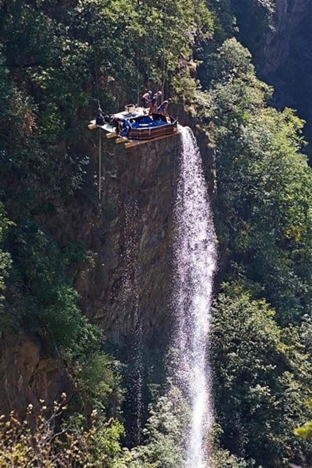 Принять ванну на высоте 160 метров над пропастью. Джакузи, свисающая с моста Геро (Gueuroz)