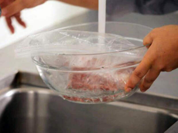 Размораживать мясо под струей воды. Размораживать мясо под струей воды.