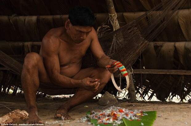 Это амазонское племя до сих пор живет в каменном веке! дикие племена, этнография, это интересно