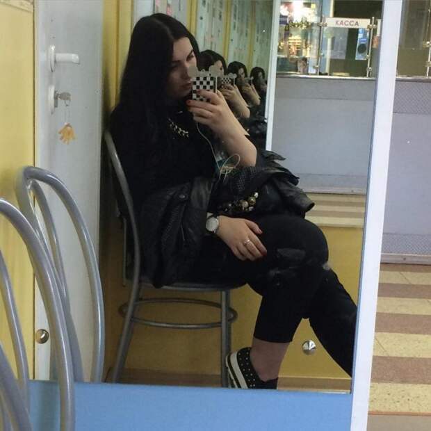 В очереди на прием к врачу каждый развлекается как может В очереди на прием к врачу каждый развлекается как может