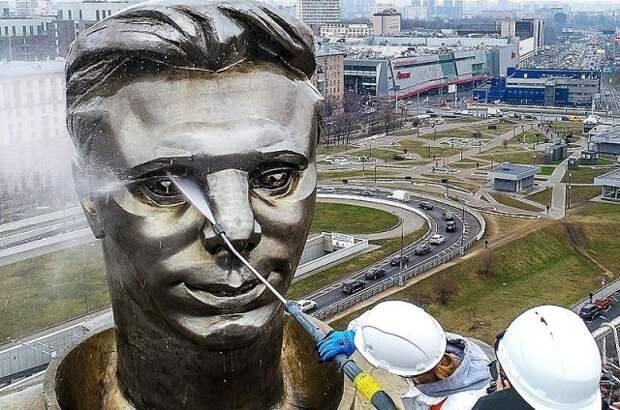 Как мыли памятник Юрию Гагарину в Москве