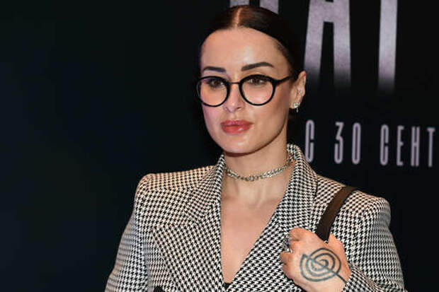 Бизнесвумен Тина Канделаки в бархатном халате снялась в загородном доме