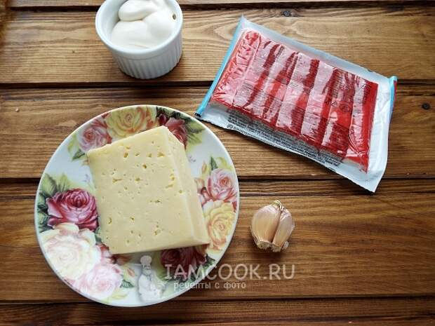 Ингредиенты для крабовых палочек, фаршированных сыром и чесноком