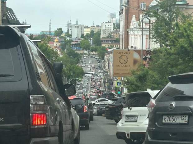 Опять все колом: центр Владивостока сковали пробки