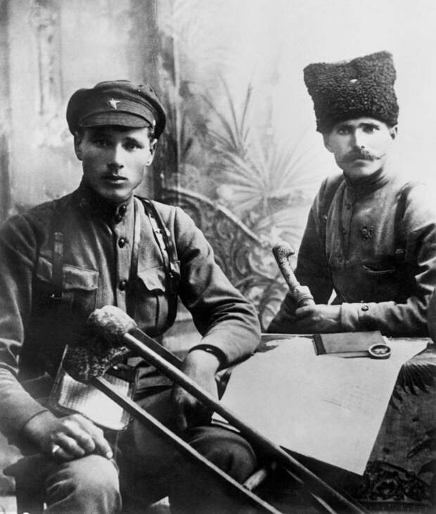 Командующий 25-й стрелковой дивизией Красной Армии Василий Чапаев (справа) и его подчиненный Иван Бубенец позируют для фото