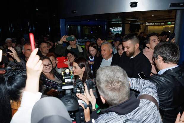 Главу Гагаузии после визита в Москву ждали в аэропорту Кишинева сотни встречающих и тщательный досмотр силовиков