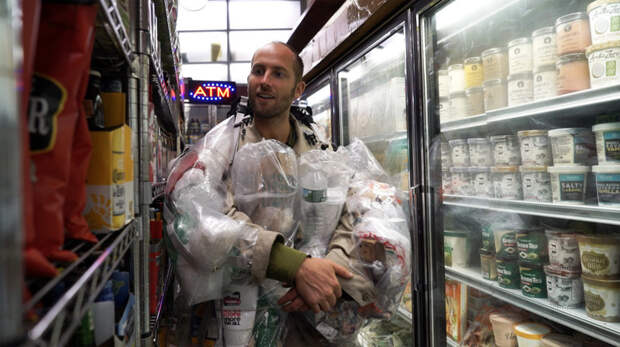 Этот американец носит на себе весь мусор, созданный им же самим за 30 дней люди, мусор