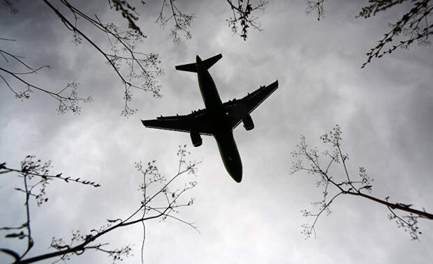 Самолет в небе Самолет в небе