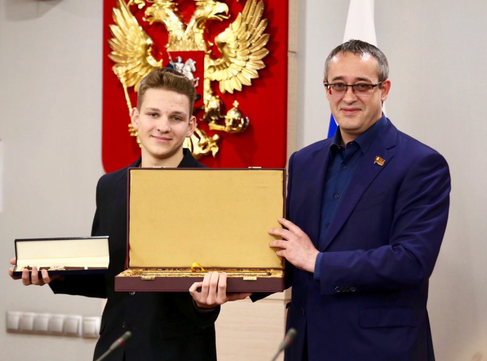 Алексей Шапошников награждает Богдана Рудика /пресс-служба депутата