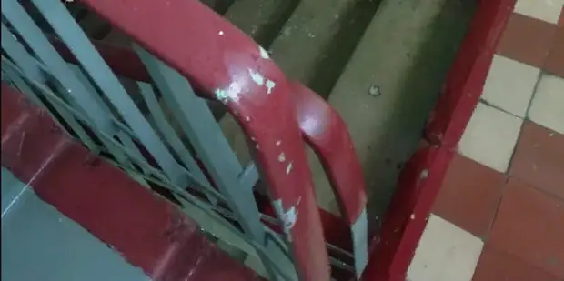 Строительный мусор убрали в подъезде дома на Шоссейной