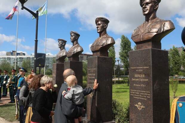 Московский бизнесмен поставил 75 памятников погибшим героям 6-й роты, рожденным в исчезнувшей стране