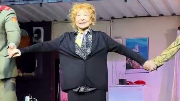 «Сама виновата, что в 87 лет корячится»: новые кадры с иссохшей Ахеджаковой за границей обескуражили публику