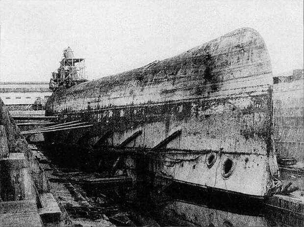 Линейный корабль Императрица Мария после постановки в док и откачки воды, 1919 год.