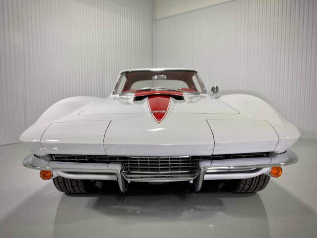 Великолепный рестомод Corvette Stingray 1967 года