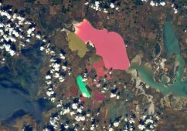 Разноцветные озера в Крыму показали из космоса