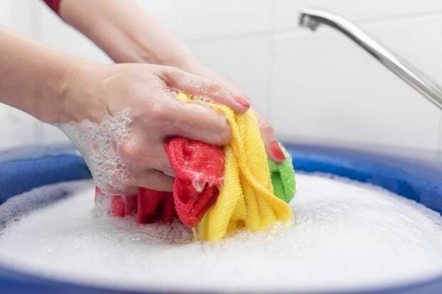 Горячая вода не подходит для стирки цветных полотенец. / Фото: fb.ru